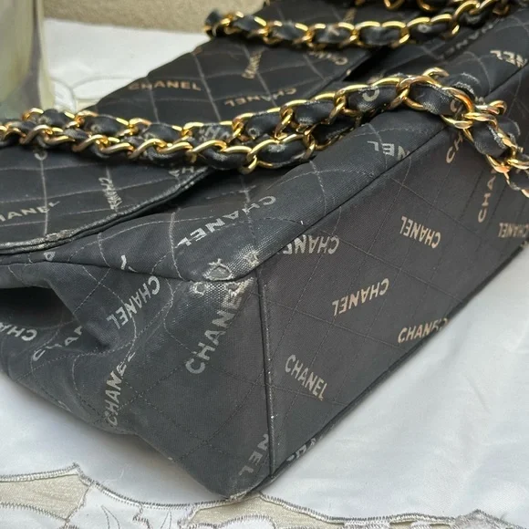 1995 Chanel Black Quilted Shoulder Bag with Gold Chain - Picture 4 of 16